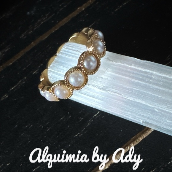 Gold and pearl ring band - Picture 1 of 3